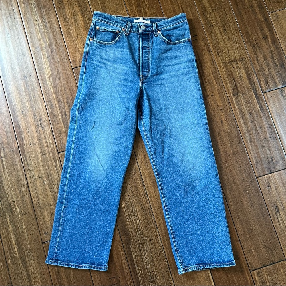 Levi’s Ribcage Straight Medium Wash Jeans